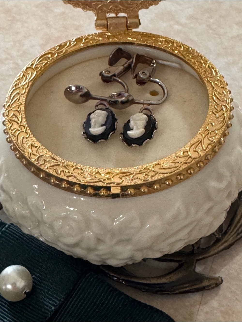 Classic Vintage Cameo Drop Clip-on Earrings in Delicate Scalloped Metal Frames